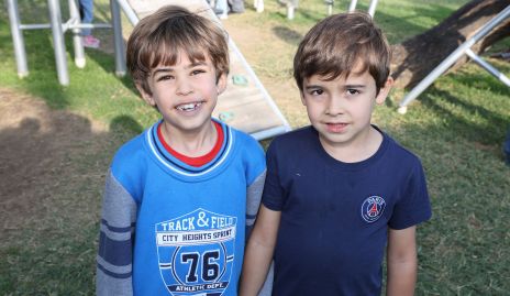  Alejandro y Santiago.