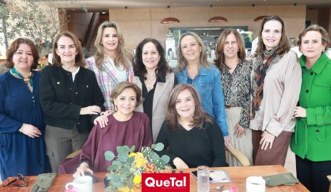  La cumpleañera con sus amigas de toda la vida, Mónica Berlanga, Mónica del Pozo, Bertha Barragán, Esther Sandoval, Mónica Cerda, Claudia Nava, Gabriela Gómez, Sofía Martín, Cony Alvarado y Beatriz Rojas.