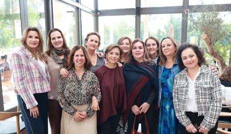  Cony Alvarado con sus amigas de toda la vida.