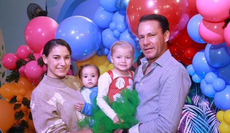  Mariana Llaguno y Javier Amozurrutia con sus hijas Joaquina y Cayetana.