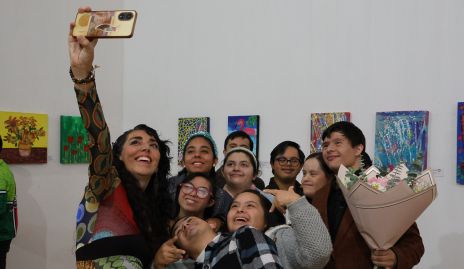  Sivia Rodríguez con sus alumnos.