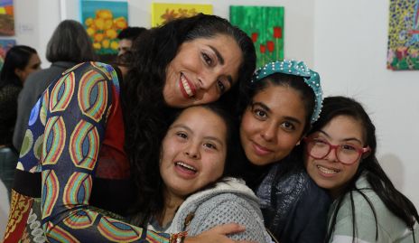  Silvia Rodríguez con sus alumnas.