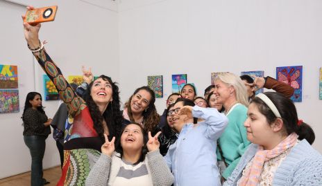  Silvia Rodríguez con sus alumnos y amigas.