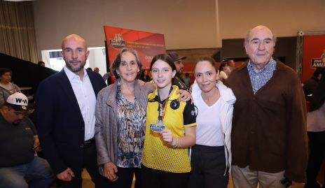  Roberta Nava con sus papás y abuelos.