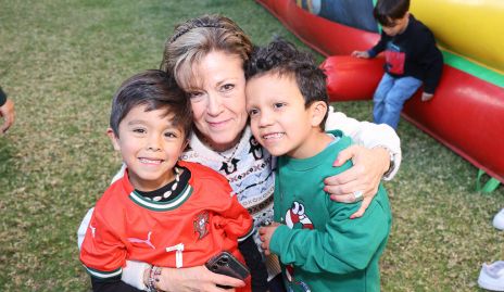  Lorenzo y Mariano Sánchez Cristo con Edith Moyao.