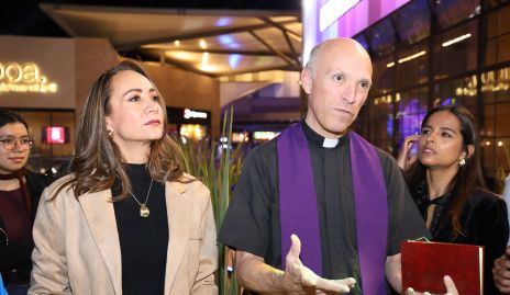  Ana Lucía Castillo y Padre Antonio Martínez.