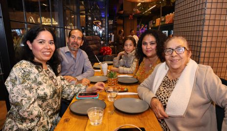 Mónica, Armando, Sarah, Karla y Graciela Medina.