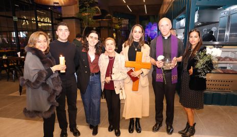  Mireya Fernández, Emmanuel Castillo, Paulina Castillo, Tita Villela, Ana Lucía Castillo, Padre Antonio Martínez y Lily Villalobos.
