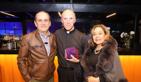  Alejandro Narváez, Padre Antonio Martínez y Mireya Fernández.