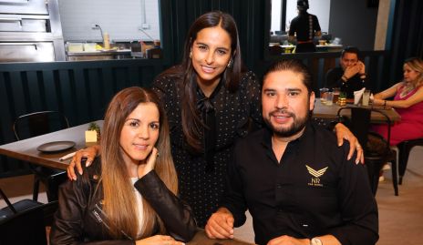  Lily Villalobos con Sandy Olvera y Cristian Narváez.