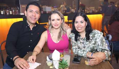  César Lara, Aida Araiza y Mónica.