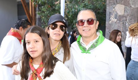  Elena Villegas, Ana Elena Meade y Jaime Villegas.