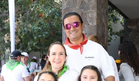  Ariadni Stavros y Raul Figueroa con sus hijas Dánica e Irene.