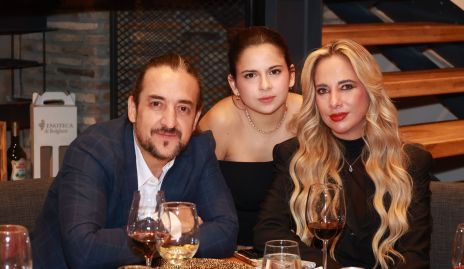  Jean Franco Ciuffardi, Abril Ciuffardi y Sinthya González.