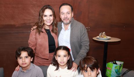  Alejandra Díaz de León y Juan Carlos Conde con sus hijos Juanqui, Ale y Franco.