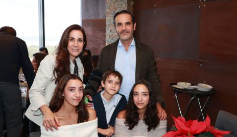  Adriana Cázares y Javier Díaz de León con sus hijos Paula, Thiago y Julia.