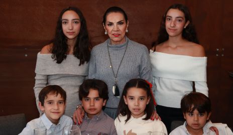  Yoya Galarza con sus nietos, Paula, Julia, Thiago, Juanqui, Ale y Franco.