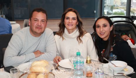  Eugequino Mézquida, Karla Velasco y Pamela Tomás.
