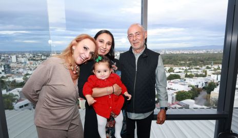  Norma Galarza y  Antonio Tomás con su hija Pamela Tomás y su nieta Natalia González.