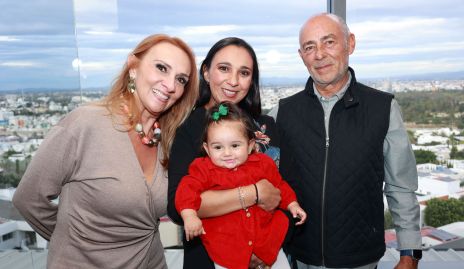  Norma Galarza y  Antonio Tomás con su hija Pamela Tomás y su nieta Natalia González.