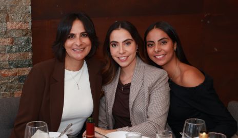  Maricarmen Galarza con sus hijas Mariana y Ximena Anaya.