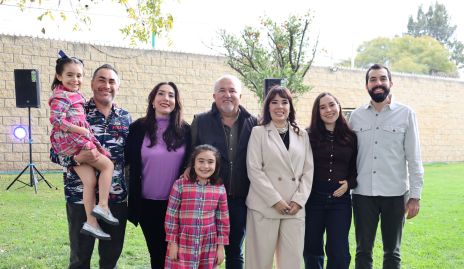  Guillermo Báez y Beatriz Canseco con sus hijos y nietos.