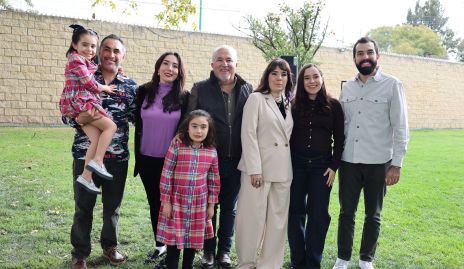  Guillermo Báez y Beatriz Canseco con sus hijos y nietos.