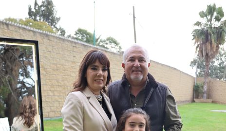  Guillermo Báez y Beatriz Canseco con su nieta Macarena.