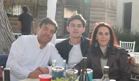  Víctor Lomelí y  Sandra Correa con su hijo Víctor.