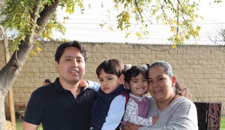  Adrián Durán y Daniela Nava con sus hijos.