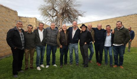  Guillermo Báez Tobías con sus amigos de toda la vida.