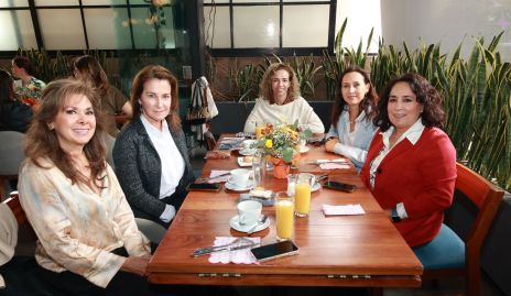  Elia de Padilla, Claudia Garza, Gaby Cubillas, Carmen Bravo y Laura Rodríguez.