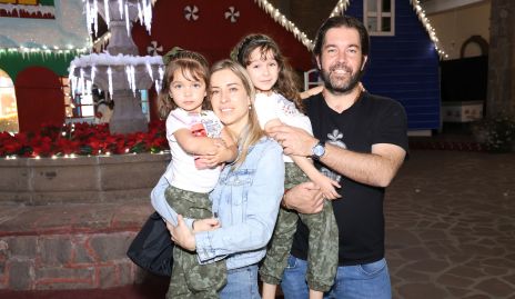  Alejandro Zamanillo y Gaby Alvarado con sus hijas Emilia y Alessa.