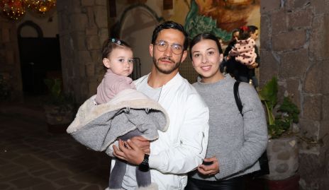  Mauricio Martínez y Ana Sofía Castillo con su hija.