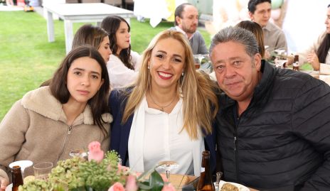 María José Cantú, Giselle Morales y Leopoldino Cantú.
