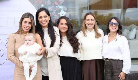  Daniela Güemes, Andrea Ascanio, Lorena Cantú, Sofía García y Érika Ríos con Carlota.