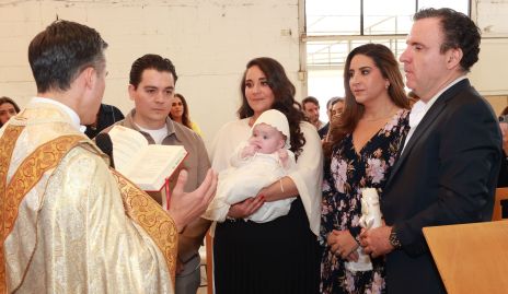  Papás y padrinos junto a Carlota Tejeda Cantú.