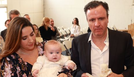  Blanca Cantú y Eduardo Martínez con su ahijada Carlota Tejeda.