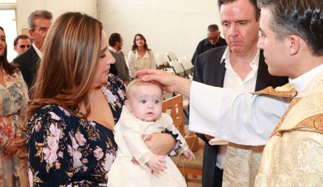  Blanca Cantú y Eduardo Martínez con su ahijada Carlota Tejeda.
