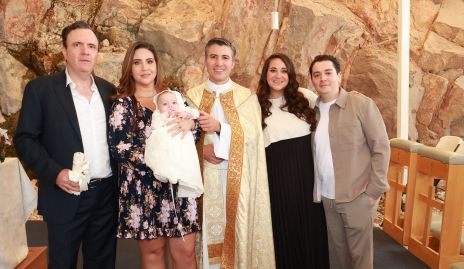  Eduardo Martínez, Blanca Cantú, Padre Luis Rebollo, Lorena Cantú y Diego Tejeda con Carlota.