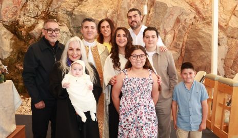  Cuauhtémoc Tejeda, Angélica Bravo, Padre Luis Rebollo, Tichis D’Argence, Daniel Tejeda, Lorena Cantú, Diego Tejeda, Isabela Tejeda y Patricio Tejeda con Carlota.