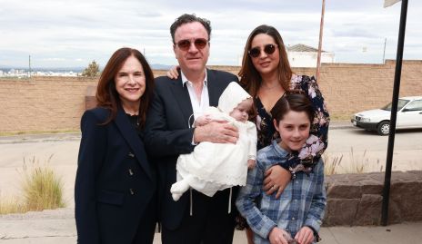  Laura Aristegui, Eduardo Martínez, Blanca Cantú y Elías Dip con Carlota.