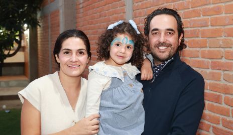  María José Velázquez y Ángel Mario Valdés con su hija Pastora.