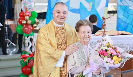  Padre Óscar Pérez con su mamá Carmelita Anaya.