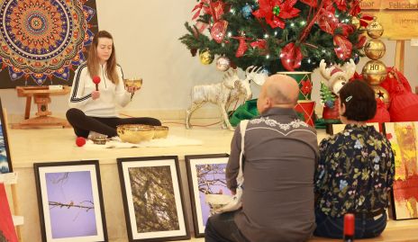  Nathalie Sarquis con sus cuencos tibetanos.