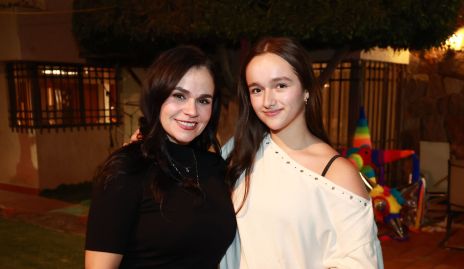  Vale Asencio y su mamá.