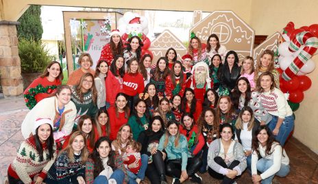  Mamás de 3° de Kínder de La Casita con Santa Claus.