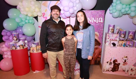  Miguel Martínez y Mariana Meade con su hija Annia Martínez Meade.