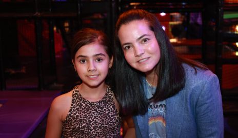  Annia con su mamá Mariana Meade.