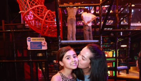  Annia con su mamá Mariana Meade.